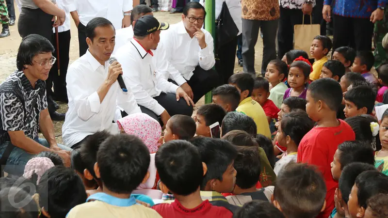 20161209-Kunjungi Pengungsi Gempa, Jokowi Bagi-Bagi Buku-Aceh