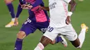 Penyerang Real Madrid, Vinicius Junior  pemain Valladolid, Oscar Plano pada lanjutan La Liga Spanyol di stadion Alfredo, Rau (30/9/2020). Real Madrid menekuk Real Valladolid denga skor 1-0. (AP Photo/Manu Fernandez)