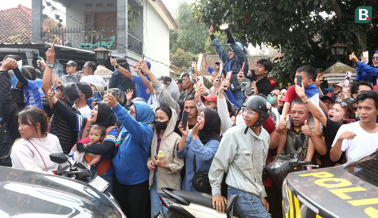 Warga antusias menyambut pemain Persib Bandung di depan rumah Manajer Persib Bandung sekaligus Komisaris PT Persib Bandung Bermartabat (PBB), Umuh Muchtar di Tanjungsari, Sumedang, Sabtu (2/6/2024). (Bola.com/M Iqbal Ichsan)