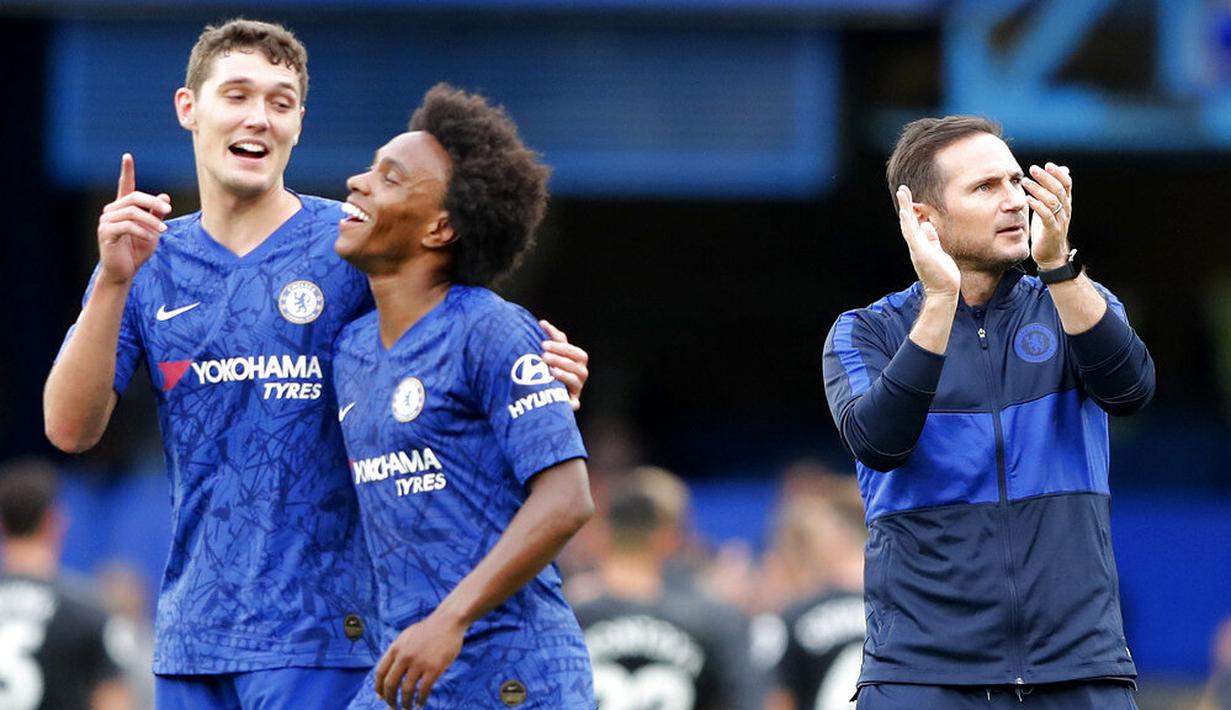 Pelatih Chelsea, Frank Lampard, merayakan kemenangan atas Brighton & Hove Albion pada laga Premier League di Stadion Stamford Bridge, Sabtu (28/9). Chelsea menang 2-0. (AP/Frank Augstein)