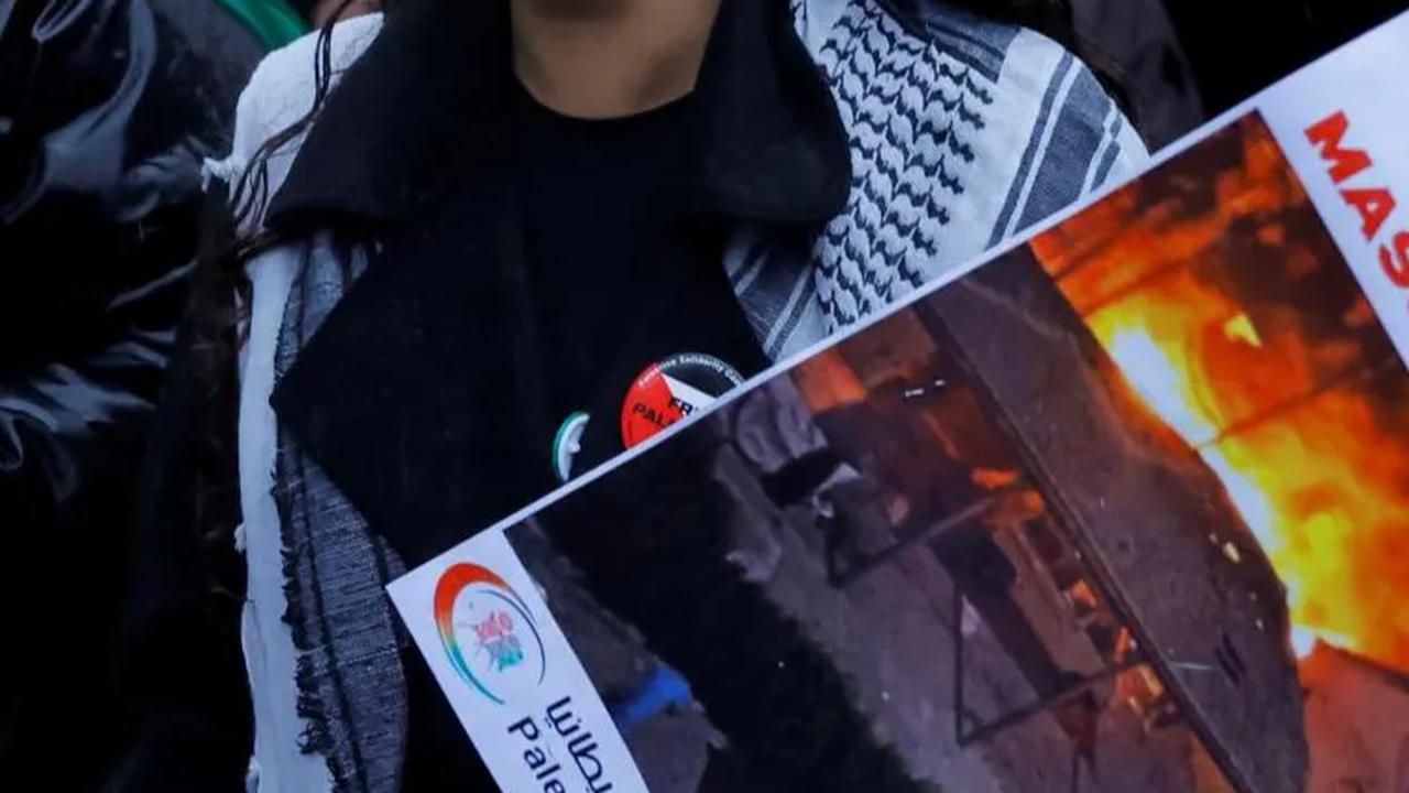 Isak iangis para pengunjuk rasa pun pecah saat berpartisipasi dalam aksi solidaritas untuk warga Palestina yang menjadi korban serangan Israel di Gaza.