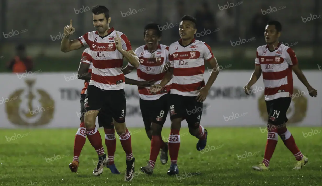 Pemain Madura United merayakan gol yang dicetak Pablo Rodriguez (9), ke gawang PS TNI dalam laga Torabika Soccer Championship presented by IM3 Ooredoo di Stadion Siliwangi, Bandung, Minggu (1/5/2016). (Bola.com/Vitalis Yogi Trisna)
