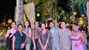 Aktris lawas Karina Suwandi padukan sleeveless kebaya dengan kain tenun bernuansa pastel [@mulanisanjay]