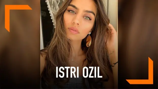 Amine Gulse mencuri perhatian publik usai menikah dengan Mesut Ozil. Wanita berdarah Swedia-Turki ini merupakan Miss Turki pada 2014.