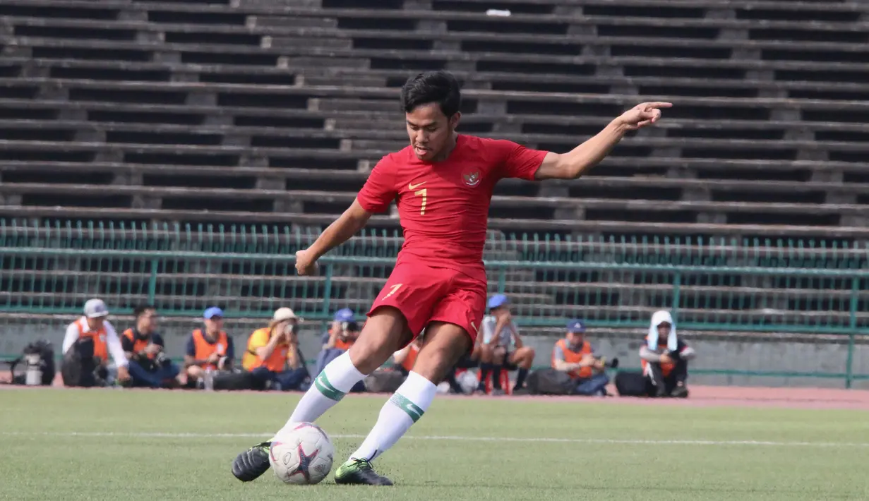 Gelandang Timnas Indonesia U-22, M Luthfi Kamal, menendang bola saat melawan Vietnam pada laga Piala AFF U-22 2019 di Olympic Stadium, Phnom Penh, Kamboja, Minggu (24/2/2019). Indonesia menang 1-0 atas Vietnam. (Bola.com/Zulfirdaus Harahap)