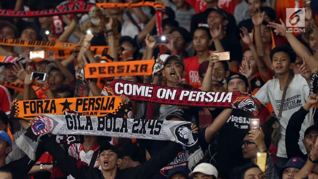 Aksi Suporter Persija dan Johor Darul Takzim Meriahkan Laga di GBK
