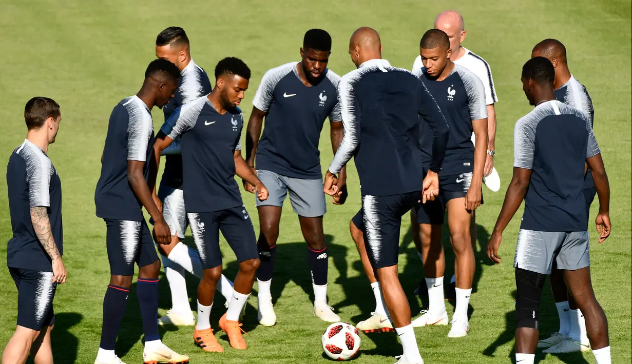 Pemain Prancis mengambil bagian dalam sesi latihan resmi jelang melawan Argentina dalam babak 16 besar Piala Dunia 2018 di Centralny Stadium di Kazan, Rusia, Jumat (29/6). (SAEED KHAN/AFP)