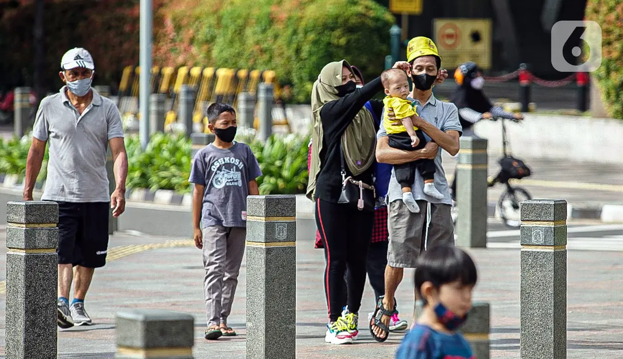 Sejumlah warga beraktivitas di Bundaran HI, Jakarta, Minggu (2/1/2022). Meski hari bebas kendaraan bermotor atau car free day (CFD) ditiadakan, warga masih banyak yang beraktivitas di kawasan Sudirman-Thamrin. (Liputan6.com/Faizal Fanani)