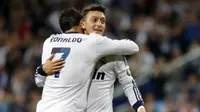 Mesut Ozil dan Cristiano Ronaldo (soccerladuma)