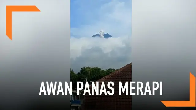 Momen saat Gunung Merapi keluarkan awan panas terekam kamera warga. Fenomena ini membuat wilayah di sekitarnya terkena hujan abu tipis.
