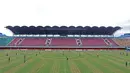 Para pemain Timnas Indonesia tengah melakukan sesi latihan jelang melawan Vietnam pada laga uji coba di Stadion Maguwohardjo, Sleman, Jumat (7/10/2016). (Bola.com/Nicklas Hanoatubun)