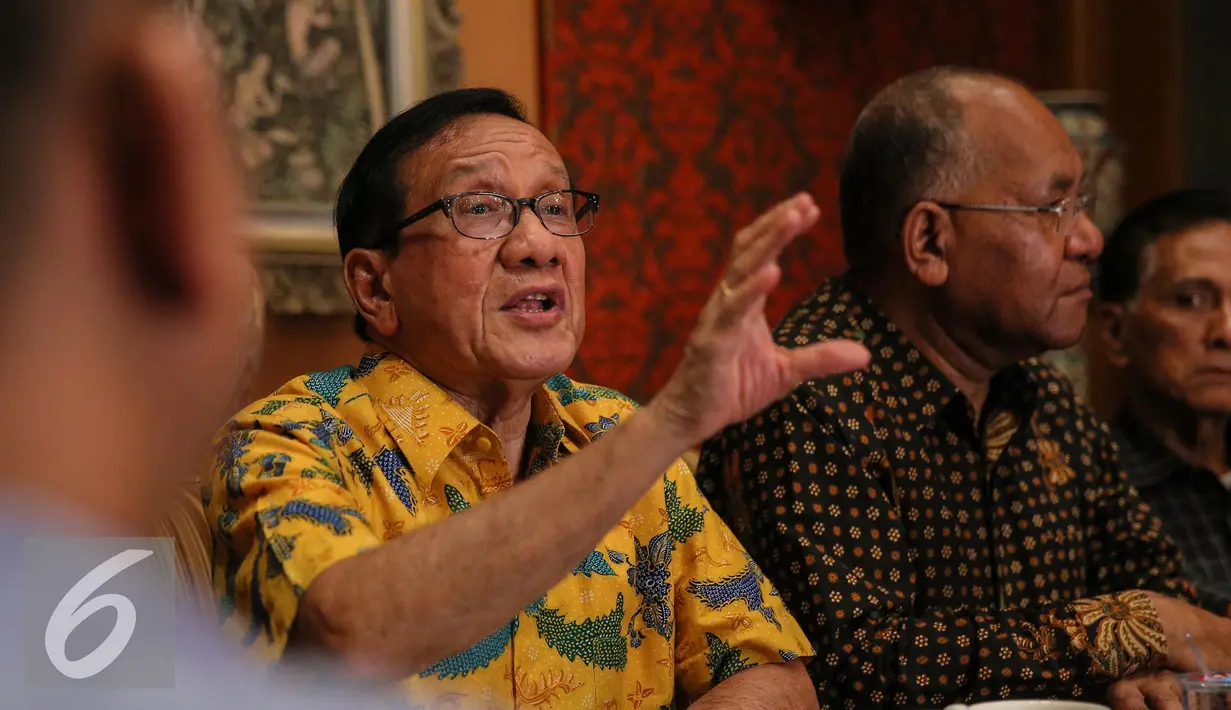 Akbar Tanjung  (kedua kanan) memberikan konferensi pers di Jakarta, Minggu (3/1). Pertemuan tersebut mendesak agar kedua kubu partai melakukan rekonsiliasi dengan cara menyelenggarakan munas. (Liputan6.com/Faizal Fanani)