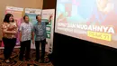 Solution and Infrastructure Business Director PT Multipolar Technology Tbk Jip Ivan Sutanto (kanan) berbincang dengan Division Head BankVision Andreas, dan Compliance & Presales Section Head Cindy Wiana di Jakarta, Senin (23/7). (Liputan6.com/HO/Palar)