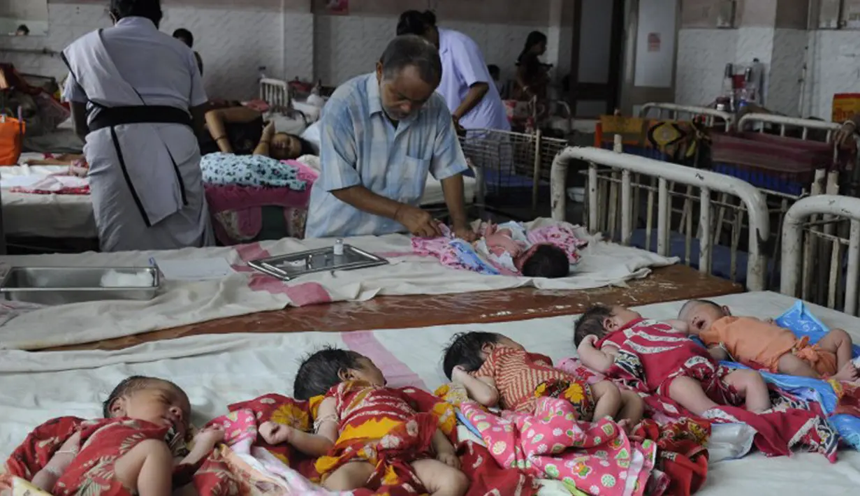 Petugas mengimunisasi bayi yang baru lahir di rumah sakit di Tripura pada 11 Juli 2014. Sebuah penelitian baru dari PBB memprediksi bahwa India akan melampaui China sebagai negara dengan penduduk terbanyak pada tahun 2022. (AFP PHOTO/ ARINDAM DEY)