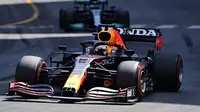 Pembalap Red Bull Racing, Max Verstappen, saat melintas di balapan F1 GP Monaco. (AFP/Andrej Isakovic)