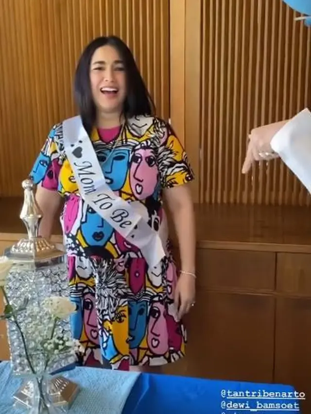 Jelang Lahiran, Ini 7 Potret Baby Shower Kedua Ussy Sulistiawaty Bareng Sahabat