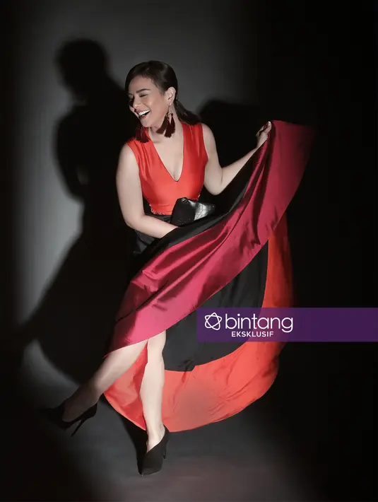 "Ketika aku memilih menikah, aku sadar bahwa 100 persen kerjaan aku nggak di sini. Ya aku ambil itu dan happy, jadi keluarga dan karier. Keluarga 80 persen dan karier 20 persen, gitu deh," ujar ibu dua anak itu. (Bambang E. Ros/Bintang.com)