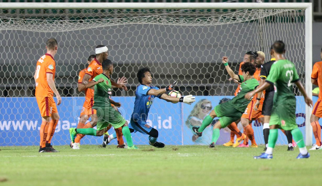 Hongg Soon-hak saat membobol gawang Borneo FC pada lanjutan Liga 1 2017 di Stadion Pakansari, Bogor, Senin (17/4/2017). PS TNI dan Borneo FC bermain imbang 2-2. (Bola.com/Nicklas Hanoatubun)
