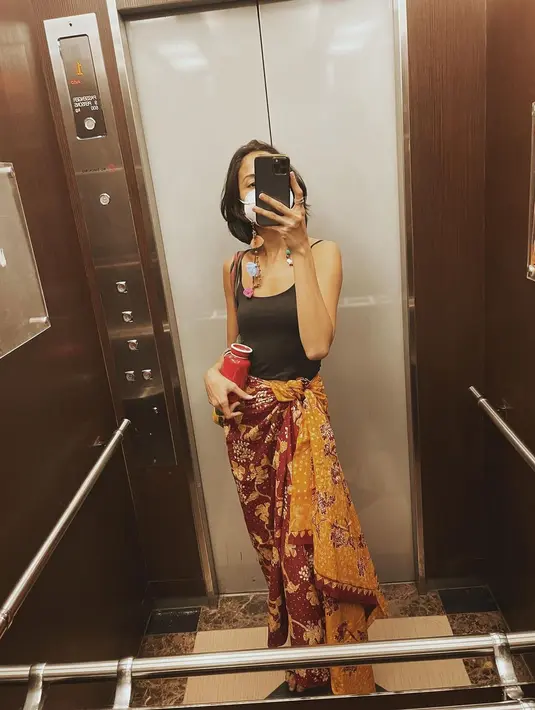 <p>Ikatan dan motif kain beragam bisa jadi pilihan tepat untuk digunakan sehari-hari. Untuk memberikan kesan modern, pemilihan motif dan warna sangat memegang peranan penting pada total look yang ditampilkan. (Foto: Instagram/ Putri Marino).</p>