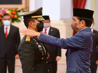 Presiden Joko Widodo menyematkan tanda pangkat kepada Panglima TNI Jenderal Andika Perkasa saat pelantikan di Istana Negara, Rabu (17/11/2021). Andika Perkasa menggantikan Panglima TNI sebelumnya Marsekal Hadi Tjahjanto yang memasuki masa pensiun. (Foto: Agus Suparto/Biro Sekretariat Kepresidenan)
