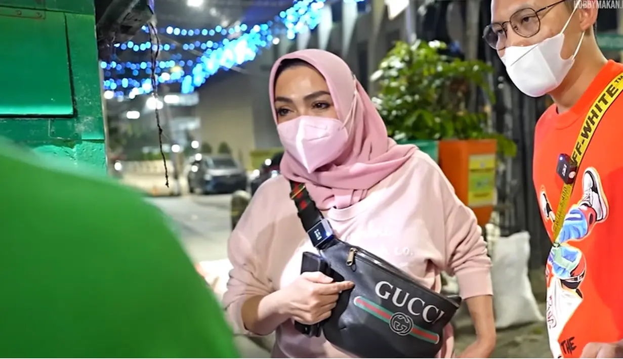 <p>Mama Rieta makan di pinggir Jalan. (Youtube/Hobby Makan)</p>