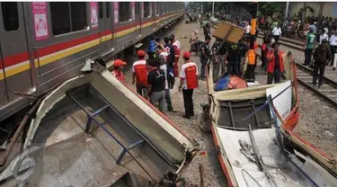 Gubernur DKI Jakarta Ahok,  sedang mengevaluasi penertiban angkutan yang dilakukan Dishub DKI Jakarta. Ahok curiga, anak buahnya berbohong karena masih banyak Metro Mini yang beroperasi.