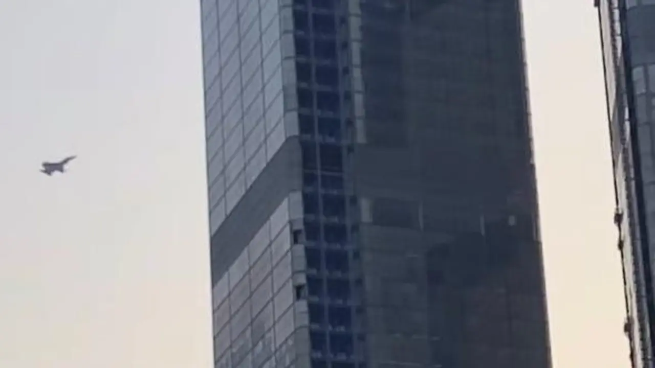 Pesawat F-16 Fighting Falcon berada di langit Jakarta.