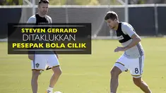 Video aksi gelandang Los Angeles Galaxy, Steven Gerrard dan striker Robbie Keane menghadapi 25 pesepak bola cilik.