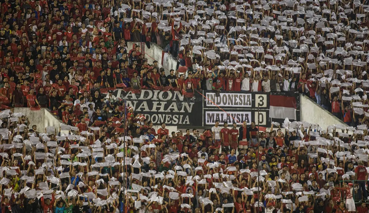 Para suporter merayakan kemenangan Indonesia atas Malaysia. Meskipun persiapan mepet namun skuat Merah Putih bisa melakukan comeback manis dengan menaklukkan Malaysia 3-0. (Bola.com/Vitalis Yogi Trisna)