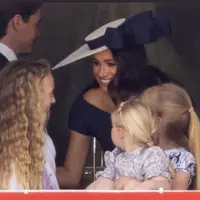 Meghan Markle dan Pangeran Harry tampak menghadiri parade Trooping the Color meski tak tampil di pawai dan balkon istana. Intip potret penampilannya berikut inI! (Twitter/@MeghansMeyhive).