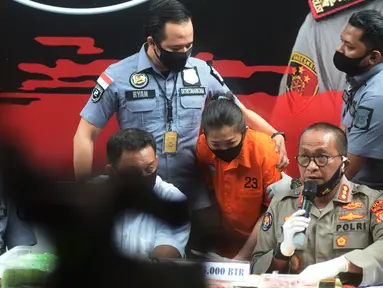 Kabid Humas Polda Metro Jaya Kombes Pol Yusri Yunus menyampaikan keterangan saat konferensi pers pengungkapan kasus narkoba di Apartemen Kalibata City, Polda Metro Jaya, Jakarta, Rabu (15/7/2020). Dit Narkoba Polda Metro Jaya meringkus satu pengedar berinisial TI alias II. (merdeka.com/Imam Buhori)