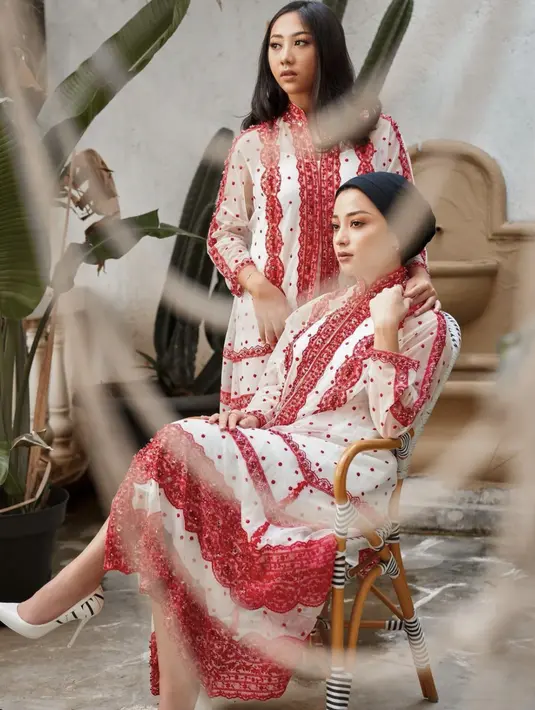 Sesekali tampil bright dengan nuansa warna merah juga bisa jadi opsi seru dikenakan di hari Lebaran.  [Foto: Instagram/ Nikita Willy]
