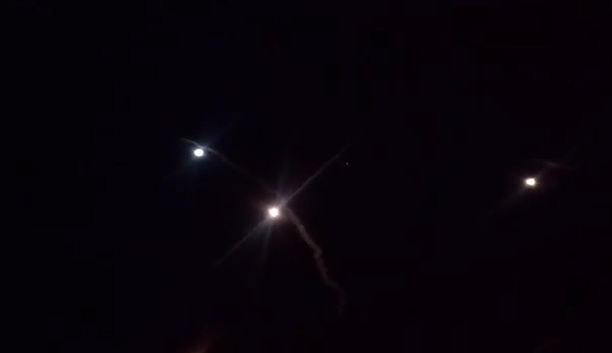 Gambar foto dari rekaman video televisi Iran memperlihatkan roket yang diluncurkan dari Iran ke arah pangkalan militer AS di Ein-al Asad di Irak, (8/1/2020).  Iran menembakkan "lebih dari selusin" rudal balistik ke arah markas militer Amerika di Irak. (HO / IRIB / AFP)