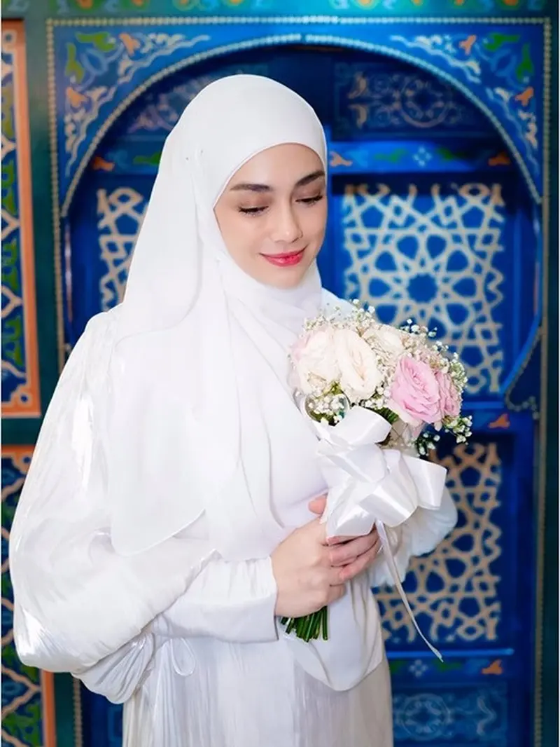 Potret Celine Evangelista mengenakan gamis dan hijab syari (Sumber: Instagram/celine_evangelista)