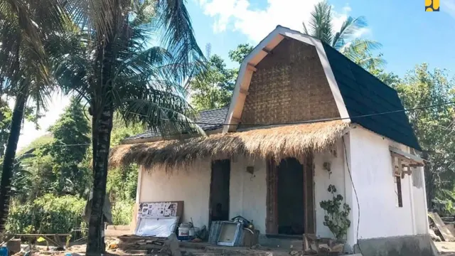 Pondok wisata (home stay) melalui program Bantuan Stimulan Perumahan Swadaya (BSPS) atau dikenal bedah rumah di Mandalika Lombok di Provinsi Nusa Tenggara Barat (NTB).