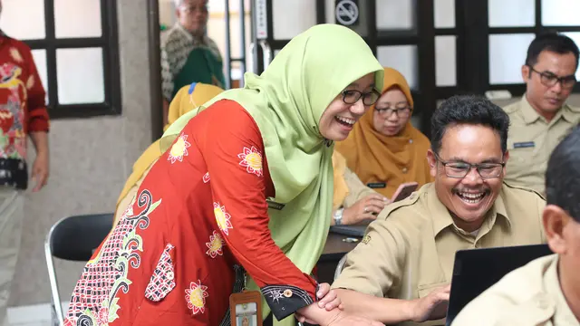 Para guru belajar melalui perangkat elektronik laptop (Dok Tanoto Foundation)