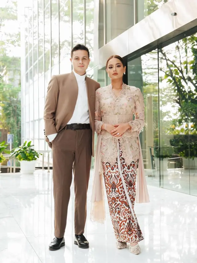 Adu Gaya Ningrat Couple dari Maudy Ayunda-Jesse Choi dan Amanda Khairunnisa-Tavan Dutton, Kenakan Kebaya dan Wastra
