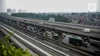 Sejumlah kendaraan roda empat melintas di Tol Layang Jakarta-Cikampek (Japek) II di Tambun, Kabupaten Bekasi, Jawa Barat, Senin (16/12/2019). Tol Layang Japek II mulai beroperasi pada 15 Desember 2019. (Liputan6.com/Faizal Fanani)