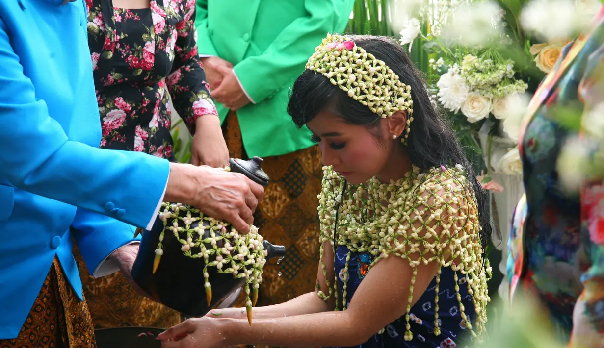 Namun sayang, sebelum naik tahta, suami pertamanya meninggal dunia akibat kecelakaan. Tahta selanjutnya diberikan pada Raja Kanjeng Gusti Pangeran Aryo Adipati Mangkunegara IX. Erna tetap dianggap  keluarga Keraton Mangunegaran. (Nurwahyunan/Bintang.com)