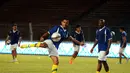 Pemain depan Arema Cronus, Hasyim Kipuw, mencoba mengontrol bola saat berlatih di Stadion GBK Jakarta, (5/8/2014). (Liputan6/Helmi Fithriansyah)