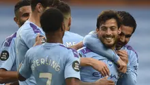 Gelandang Manchester City, David Silva (dua dari kanan, merayakan gol bersama rekan-rekannya pada laga kontra Newcastle United di Stadion Etihad, Kamis (9/7/2020) dini hari WIB. (Oli Scarff/AFP)