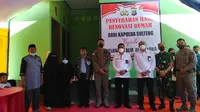 Istri Ali Kalora, Tini Susanti Kaduku alias Umi Fadil didampingi Gubernur Sulteng, Kapolda Sulteng, dan Deputi 2 BNPT saat acara pemberian bantuan, Selasa (8/3/2022). (Foto: Mitha).