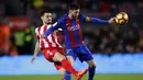 Bintang FC Barcelona, Lionel Messi (kanan) mencetak satu gol bagi timnya saat mengalahkan Sporting Gijon 6-1 pada lanjutan La Liga pekan ke-25 di  Camp Nou stadium, Barcelona, (1/3/2017).  (AP/Manu Fernandez)