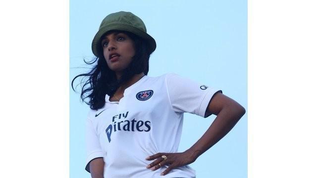 Paris Saint-German melayangkan protes resmi pada Universal Music karena video klip musik Border yang dibawakan artis bernama M.I.A mengenakan jersey resmi PSG dengan dipelesetkan menjadi Fly Pirates atau bajak laut.