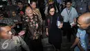 Menteri Keuangan Sri Mulyani usai mendatangi KPK, Jakarta, Kamis (22/9). Kedatangan Sri Mulyani selain melaporkan LHKPN, juga melakukan pertemuan dengan pimpinanan KPK Agus Rahardjo dkk. (Liputan6.com/Helmi Afandi)