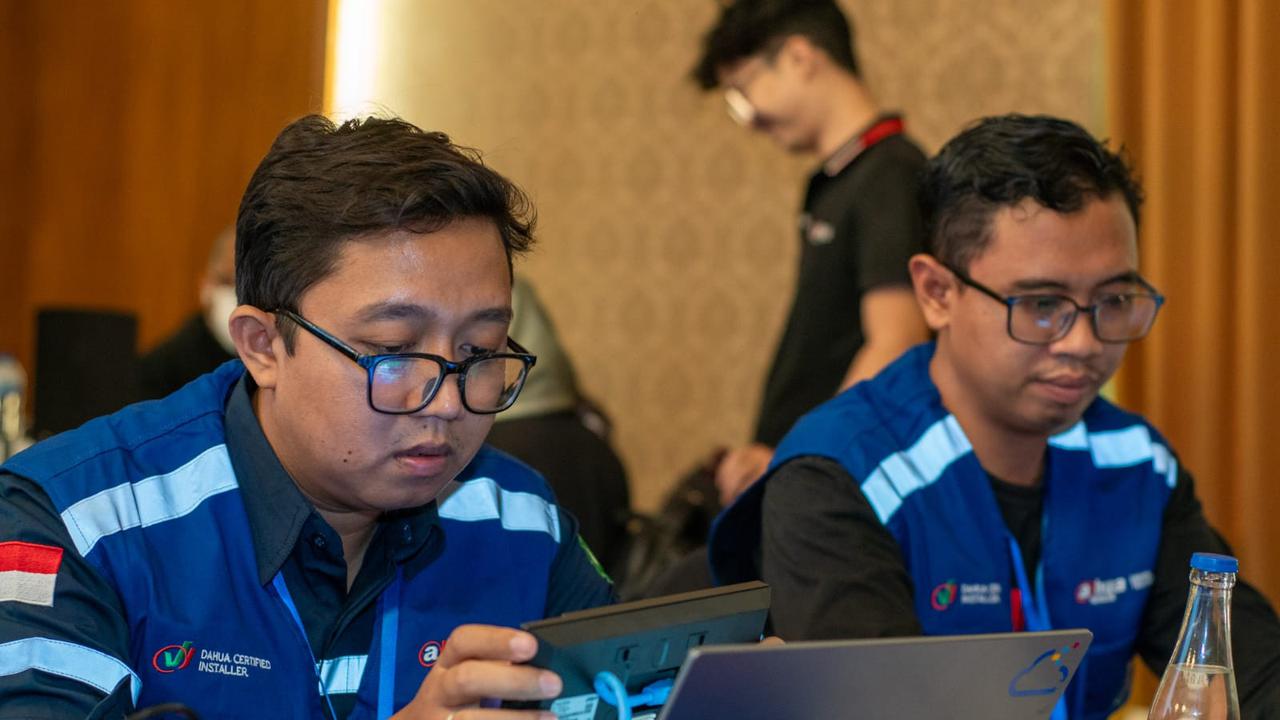 Salah satu peserta kompetisi installer CCTV dan teknisi keamanan di Indonesia ajang bergengsi Dahua Technology Indonesia 2024 nampaks serius menerapkan aplikasi dan peranti lunak dalam industri itu. (Liputan6.com/Jayadi Supriadin)