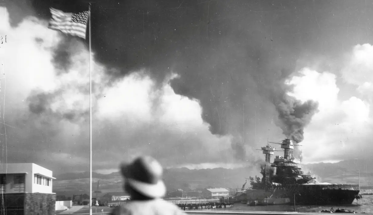 Kepulan asap di Kapal perang USS California akibat serangan pesawat torpedo Jepang di Pearl Harbor, Hawaii, AS 7 Desember 1941. Dalam catatan sejarah, AL Jepang mengerahkan pesawat tempur, pesawat bomber, dan pesawat torpedo. (Reuters/U.S Navy)
