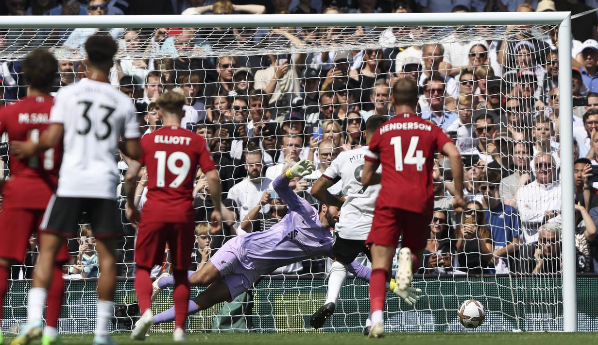 Aleksandar Mitrovic yang menjadi algojo mampu menjalankan tugasnya dengan sempurna dan kembali membawa Fulham unggul 2-1 atas Liverpool. (AP/Ian Walton)