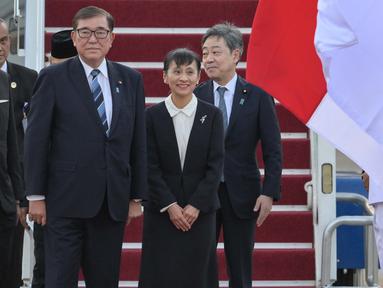 Perdana Menteri Jepang, Shigeru Ishiba (kiri) bersama istri Yoshiko Ishiba saat tiba di Bandara Internasional Soekarno-Hatta, Tangerang, Banten, Jumat 10 Januari 2025. (BAY ISMOYO/AFP)