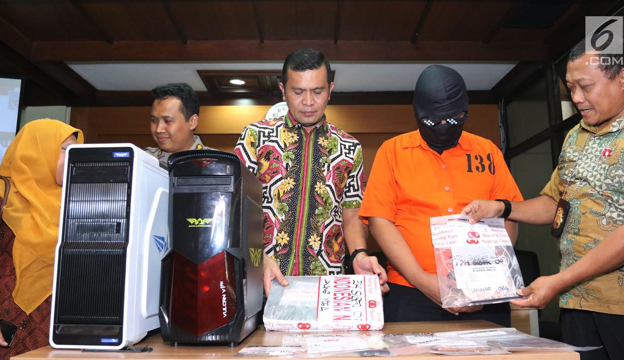 Kasubdit II Direktorat Tindak Pidana Siber Bareskrim Polri, Kombes Pol Rickynaldo (tengah) saat rilis kasus peretasan situs PN Sulawesi Tenggara diperlihatkan saat rilis di Bareskrim Mabes Polri, Jakarta, Jumat (9/11). (Liputan6.com/Helmi Fithriansyah)
